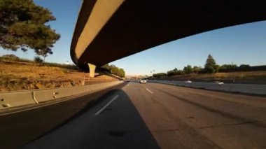 Doğu Sacramento Otoyolu 50 Batı 04 Arka Görüş Günbatımı Sürücü Plakası Kaliforniya ABD Ultra Geniş Geniş