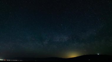 Samanyolu Galaksisi 15 Ağustos Trona Zirvesi 'nin üstünde Kaliforniya Zaman Hızı Astrofotografı