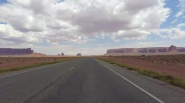 Anıt Vadisi Yolu 'nun Yüksek Süratli Sürüşü 163 Güney Önü 06 Arizona Utah Güneybatı ABD