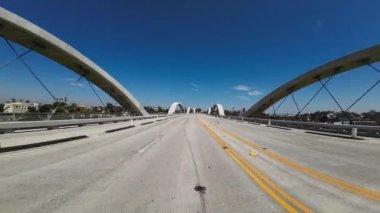 Los Angeles Şehir Merkezi 6. Köprü 2. Arka Manzara Sürücü Plakası Kaliforniya ABD Ultra Geniş