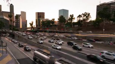 Los Angeles Şehir Merkezi Günbatımı Trafik sıkışıklığı 110 Otoyolda 24 mm Zaman aşımı ABD