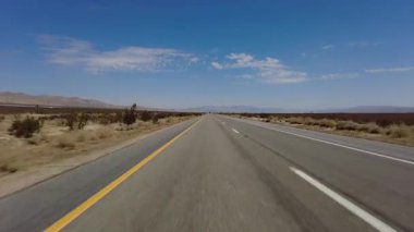 395 Manzaralı Byway Northbound 1 Mojave to Red Rock Canyon 11 Front View Çok Kameralı Araç Plakası Sierra Nevada California