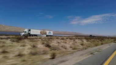 395 Sahne Byway Northbound 1 Mojave to Red Rock Canyon 12 Çeyrek Kameralı Araç Plakası Sierra Nevada California