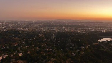 Los Angeles Skyline ve Lake Hollywood Sunset Time Lapse California ABD