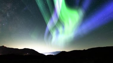 Samanyolu Aurora Gece Keyifleri Dağların Üzerinde Döngü