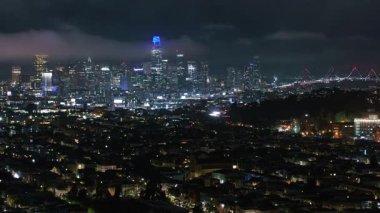 San Francisco Bay Bridge ve Downtown Cityscape at Night Time Lapse California USA