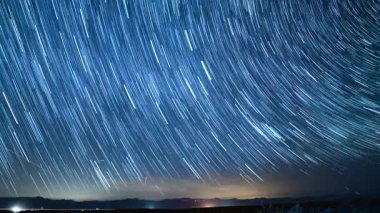 Güney Sierra Nevada Dağı üzerindeki yıldız yolları İlkbahar Astrofotoğrafçılık Zaman aşımı