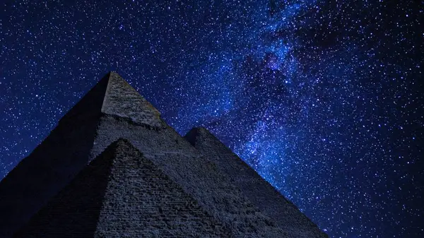 Mısır Giza Piramitleri Yıldızlı Gökyüzü Samanyolu Galaksisi Altında