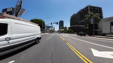 Batı Hollywood Günbatımı Bulvarı Batı istikametinde 13 Doheny Dr Sürücü Plakası Kaliforniya