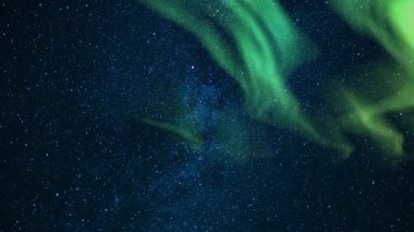 Aurora ve Samanyolu Gece Güzellik Döngüsü