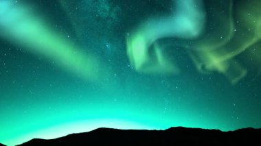 Aurora ve Samanyolu Gecesi Odyssey Tepelerin Üzerinde