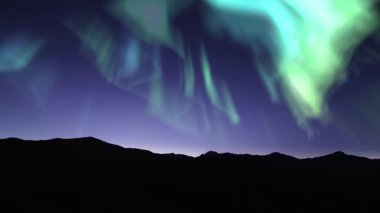 Aurora ve Yıldızlı Gökyüzü Gecesi Odyssey Dağları Döngüsü