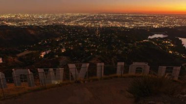 Hollywood, ABD - 3 Kasım 2024: Hollywood Tabelası ve Los Angeles Panorama Sunset to Night Time Lapse California USA