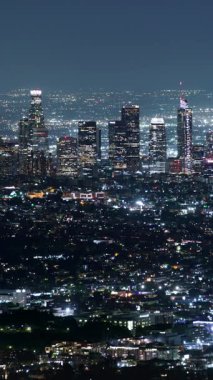 Hollywood, ABD - 3 Kasım 2024: Los Angeles Şehir Merkezi Gökdelenleri Hollywood Hills Gece Kaliforniya 'sından Dikey Çekim