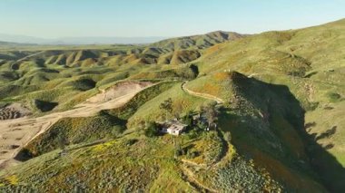 Elsinore Gölü, Kaliforniya Poppy Super Bloom Hava Çekimi Walker Kanyonu 'nun dışında çekildi.