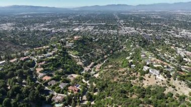 San Fernando Vadisi Beverly Hills 'ten Sherman Oaks' un Havadan Çekimi İleri Eğil