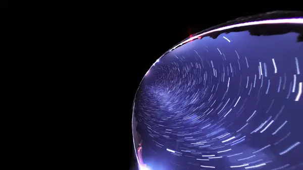 Mor Gökyüzü Astrofotoğrafçılığıyla Çerçevelenmiş Kutup Yıldızı 'nın Evren Yıldız İzleri Gece Gökyüzü