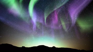 Aurora Mor Yeşil ve Samanyolu Galaksisi Horizon Döngüsü Güneybatısında
