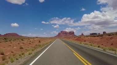 Sürücü Plakası Vadisi Sahnesi Dr. HWY163 S 17 Arka Görüş Arizona Utah Güneybatı ABD