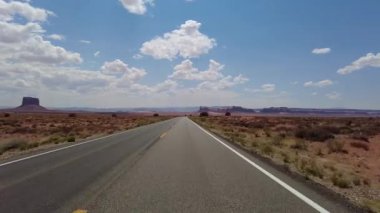 Sürücü Plakası Anıtı Vadisi Sahnesi Dr. HWY163 S 18 Ön Görüş Arizona Utah Güneybatı ABD