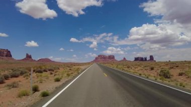 Sürücü Plakası Vadisi Sahnesi Dr. HWY163 S 18 Arka Görüş Arizona Utah Güneybatı ABD