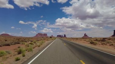 Sürücü Plakası Vadisi Sahnesi Dr. HWY163 S 19 Arka Görüş Arizona Utah Güneybatı ABD