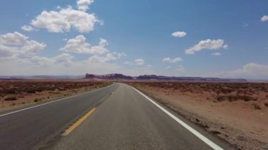Sürücü Plakası Vadisi Sahnesi Dr. HWY163 S 20 Ön Manzara Arizona Utah Güneybatı ABD