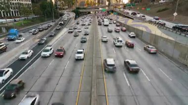 Los Angeles Şehir Merkezi Yoğun Otoyol Günbatımı Trafiği 24 mm Zaman aşımı ABD