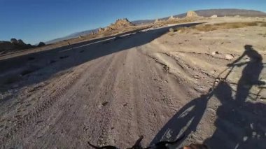 Trona Zirveleri Dağ Bisikleti POV Ölüm Vadisi Bölge 2 Kaliforniya Çölü 'nde bisiklet sürüyor