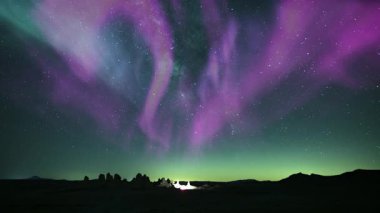 İlahi Işıklar Aurora ve Samanyolu Kaya oluşum döngüsünün üstünde