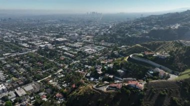 Hollywood Hills 'ten Century City' ye Hava Görüntüsü İleri Geri Eğil