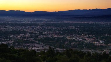 San Fernando Vadisi Burbank ve Freeway Sunset to Night Time lapse from Studio City California USA