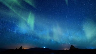 Aurora Green ve Samanyolu Galaksisi 14mm Buzdağı Döngüsü Üzerinde