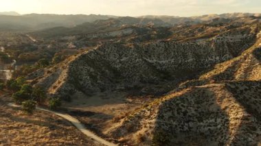 Los Padres Ormanı 'ndaki Hungry Valley Sunset Aerial shot Forward Forward California USA