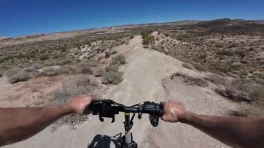 Dağ bisikleti POV Mojave Çöl Kanyonu Kaliforniya 'da 3 Bisiklet