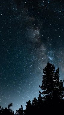 Dikey Samanyolu Galaksisi Güneydoğu Palomar Dağı 'nın yukarısında Yıldızları İzleyen San Diego California Zaman Hızı Astrofotoğrafçılığı