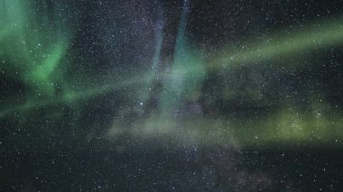 Aurora ve Samanyolu Galaksisi Parlak Gece Döngüsü