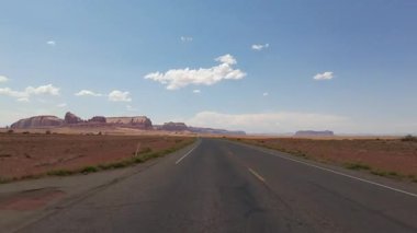 Anıt Vadisi Yolu 'nun Hızlı Sürüşü 163 Güney yönünde 06. Arka Görüş Arizona Utah Güneybatı ABD