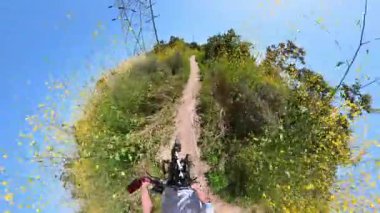 Kenneth Hahn Park Dağ Bisiklet Ormanı POV FIsheye 03 California ABD