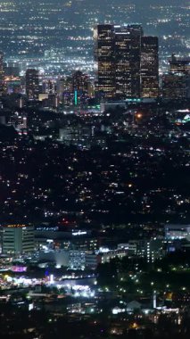 Hollywood, ABD - 3 Kasım 2024: Los Angeles Şehir Merkezi Gökdelenleri Hollywood Hills 'ten Dikey Çekim