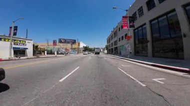 Los Angeles La Brea Caddesi 17 Front View Romaine St Driving Plate Kaliforniya ABD Ultra Wide