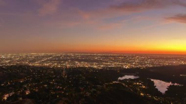 Los Angeles Skyline ve Lake Hollywood Sunset to Night Time Lapse California ABD