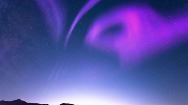Samanyolu Galaksisi Aurora Gece Büyüsü Dağ Döngüsü Üzerinde