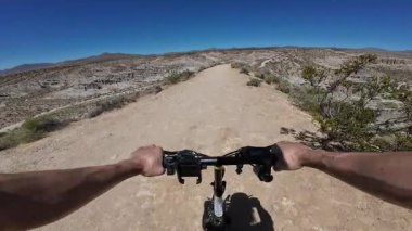 Dağ Bisikleti POV Mojave Çölü Uçurumların Tepesi ABD 'de bisiklet sürüyor