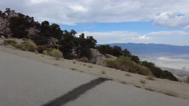 Sierra Nevada At Nalı Dağı Meadow Yolu 13. Multicam Üç Çeyreklik Kaliforniya plakası.