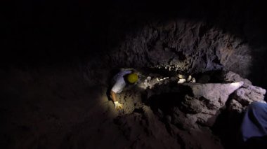 Gök Gürültüsü Mağara Adamı Lav Yatakları Ulusal Anıtı Kaliforniya 'da Emekliyor