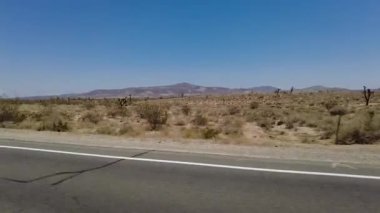 395 Manzaralı Byway Güney 4 Ridgecrest 'ten Red Rock Canyon 08 3 Çeyrek Kameralı Araç Plakası Sierra Nevada California