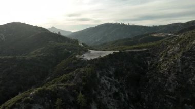 Chilao Kampı 'ndaki Angeles Crest Karayolu Kış Günbatımı Hava Aşısı Kaliforniya' dan Aşağı Uçtu