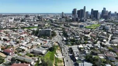 Victor Heights Hava Kuvvetleri 'nden Los Angeles Şehir Merkezi Gökdelenleri Kaliforniya' da İleri Çekim