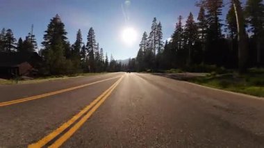 Tahoe Gölü Echo Gölü 'nden Phillips Otoyolu 02 Ön Manzara Sürücü Plakası 50 Batı Kaliforniya ABD Ultra Geniş